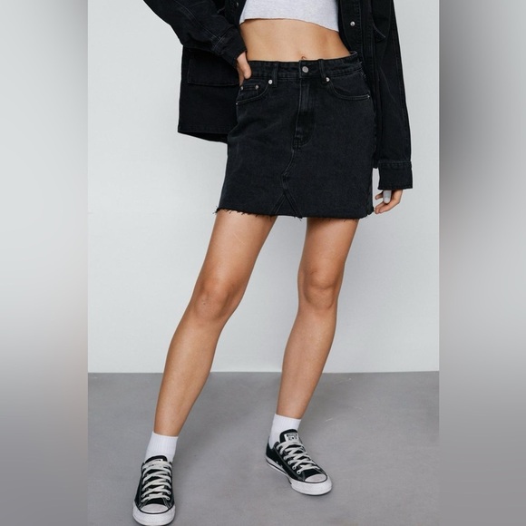 Express Black Denim Mini Skirt Stretch Raw Hem Classic 5-Pocket Mid Rise Size 8 - Picture 12 of 13